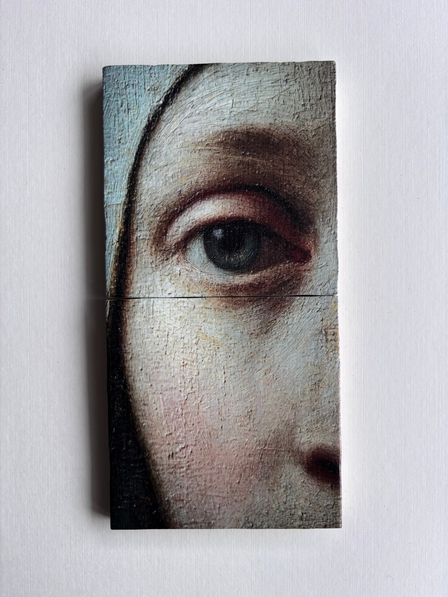 Detail olieverf schilderij vrouw met doek portret tegeltjes tweeluik minikunstbieb